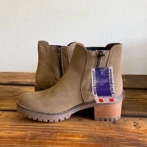 NWT Bos & Co waterproof boots